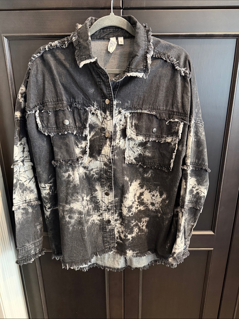 Elan Black and White Tie-Dye Distressed Button-Down Shirt